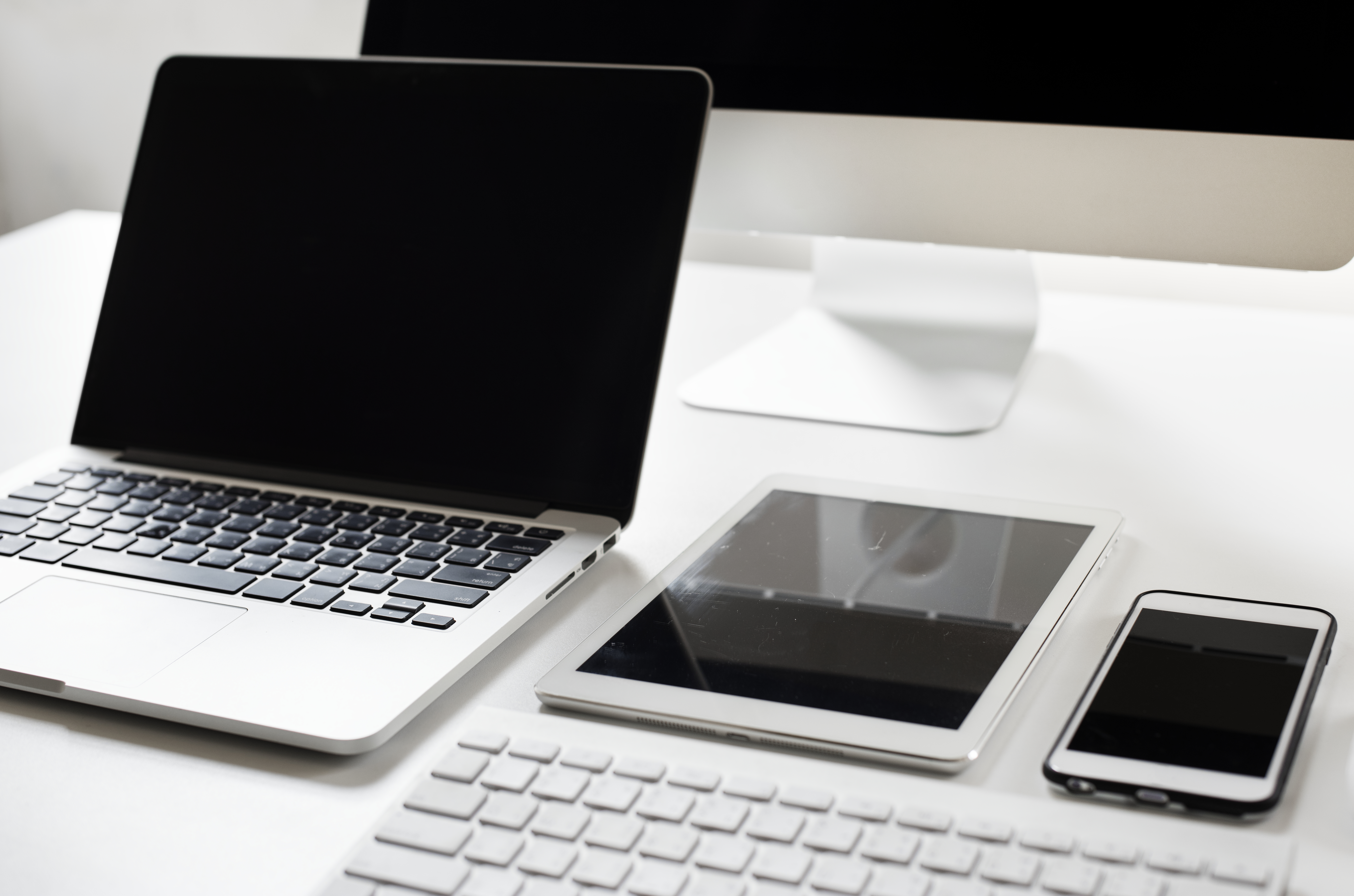 Equipos corporativos y accesorios MI PC S.A. — laptops, tablets y periféricos